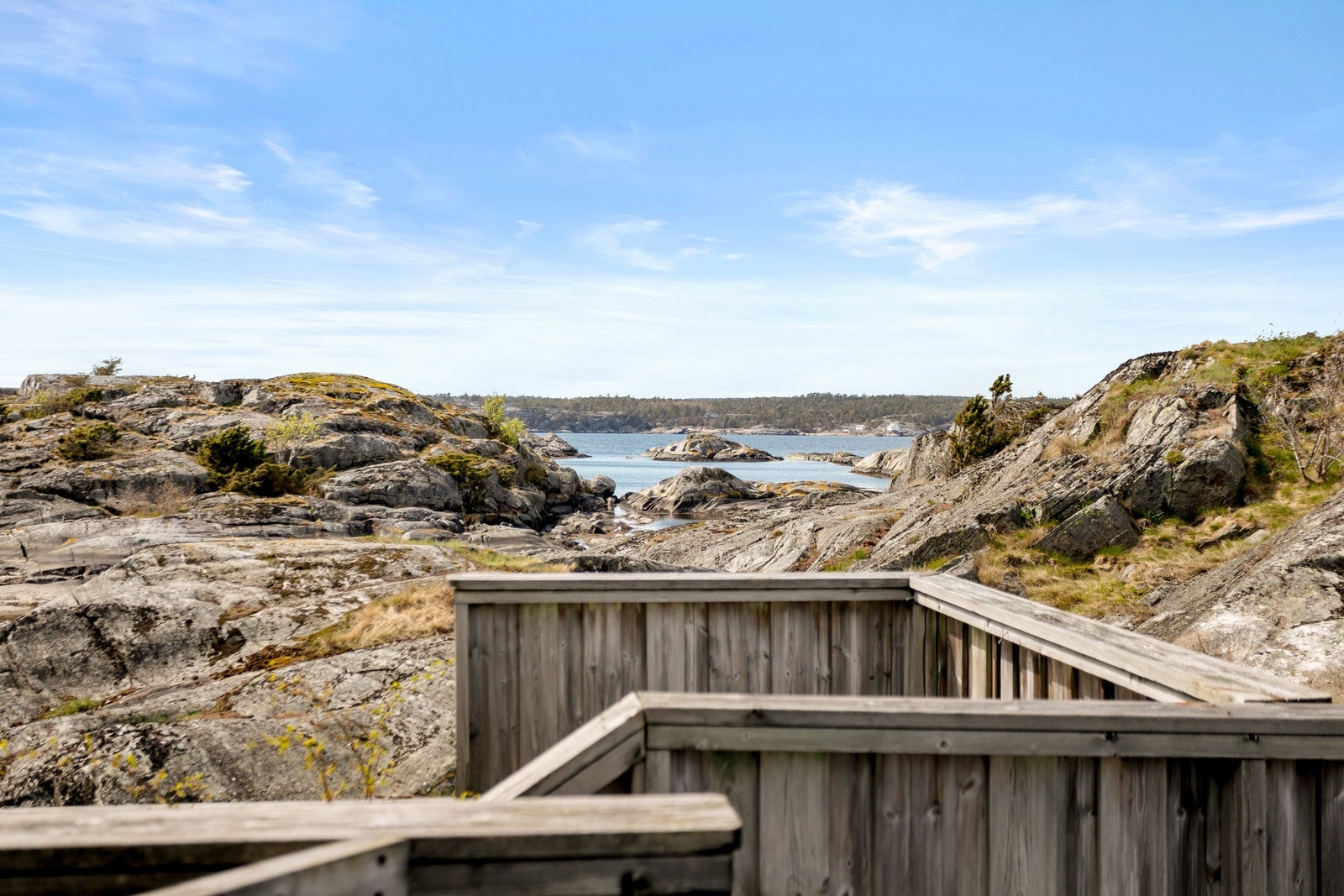 Dette er et sted for ro, naturopplevelser og ekte skjærgårdsliv - ytterst i det som ofte omtales som Norges vakreste kystlandskap. Galleribilde