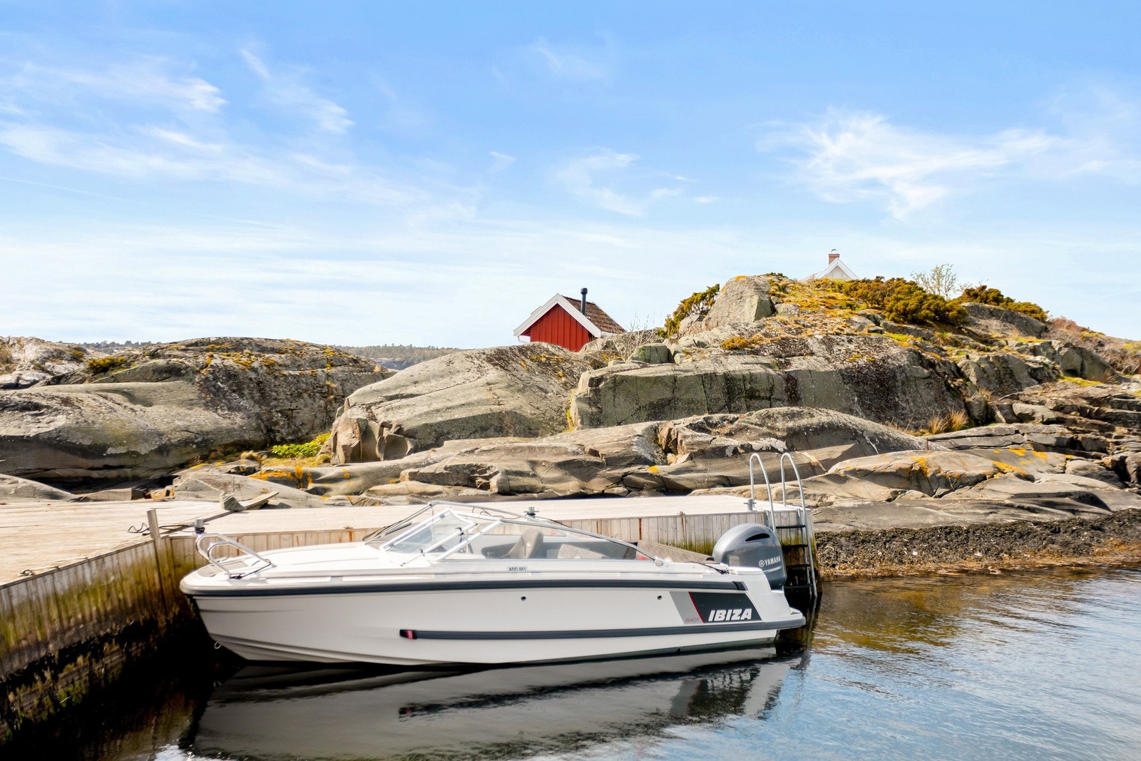 Eiendommen ligger usjenert til, med en sjelden kombinasjon av solrik beliggenhet, skjerming og nærhet til havet. Galleribilde