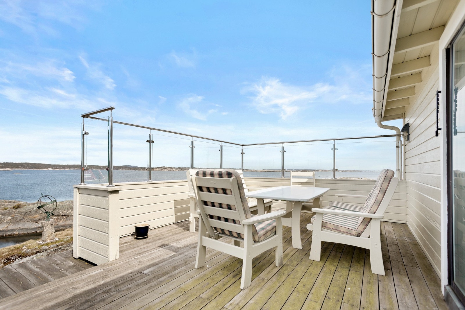 Ut fra stua, kommer du til terrasseområdet som er solfylt og godt skjermet for vind! Galleribilde