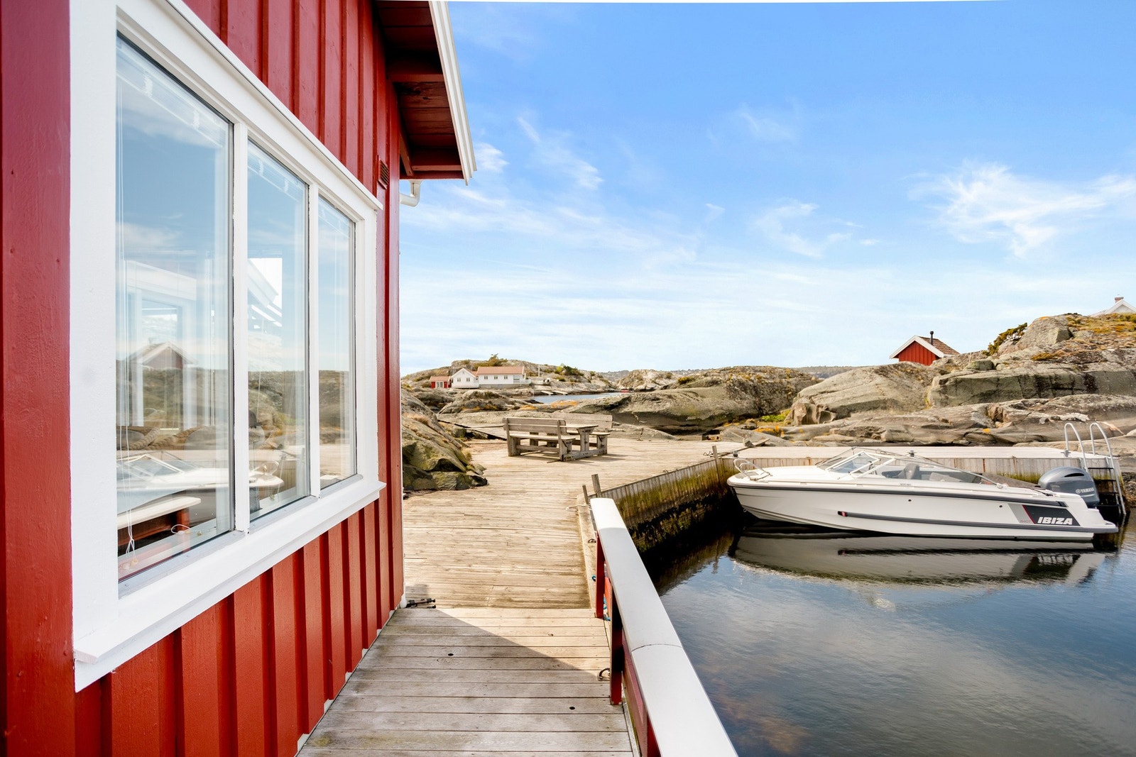 Fra eiendommen ser du mot Skåtøy i nord, Portør i vest, Jomfruland i øst og innseilingen til Kragerø i sør. Galleribilde