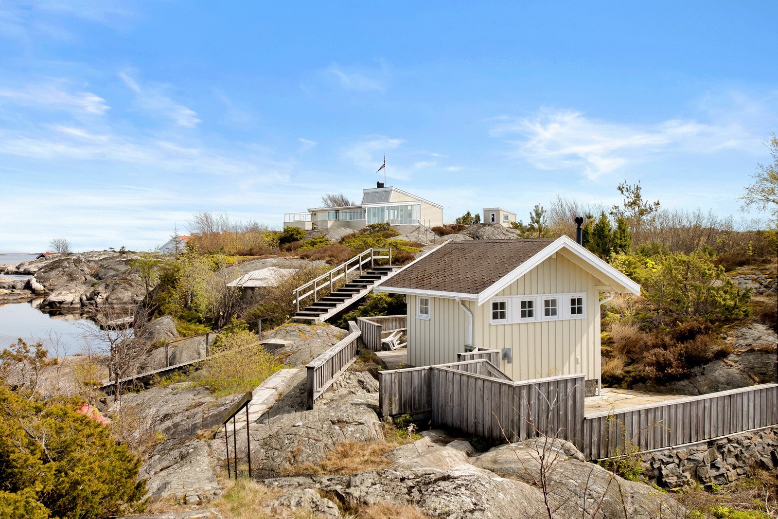Ved boden er det etablert uteområder med terrasser i tre og skifer. Det er også murt en utepeis her. Galleribilde