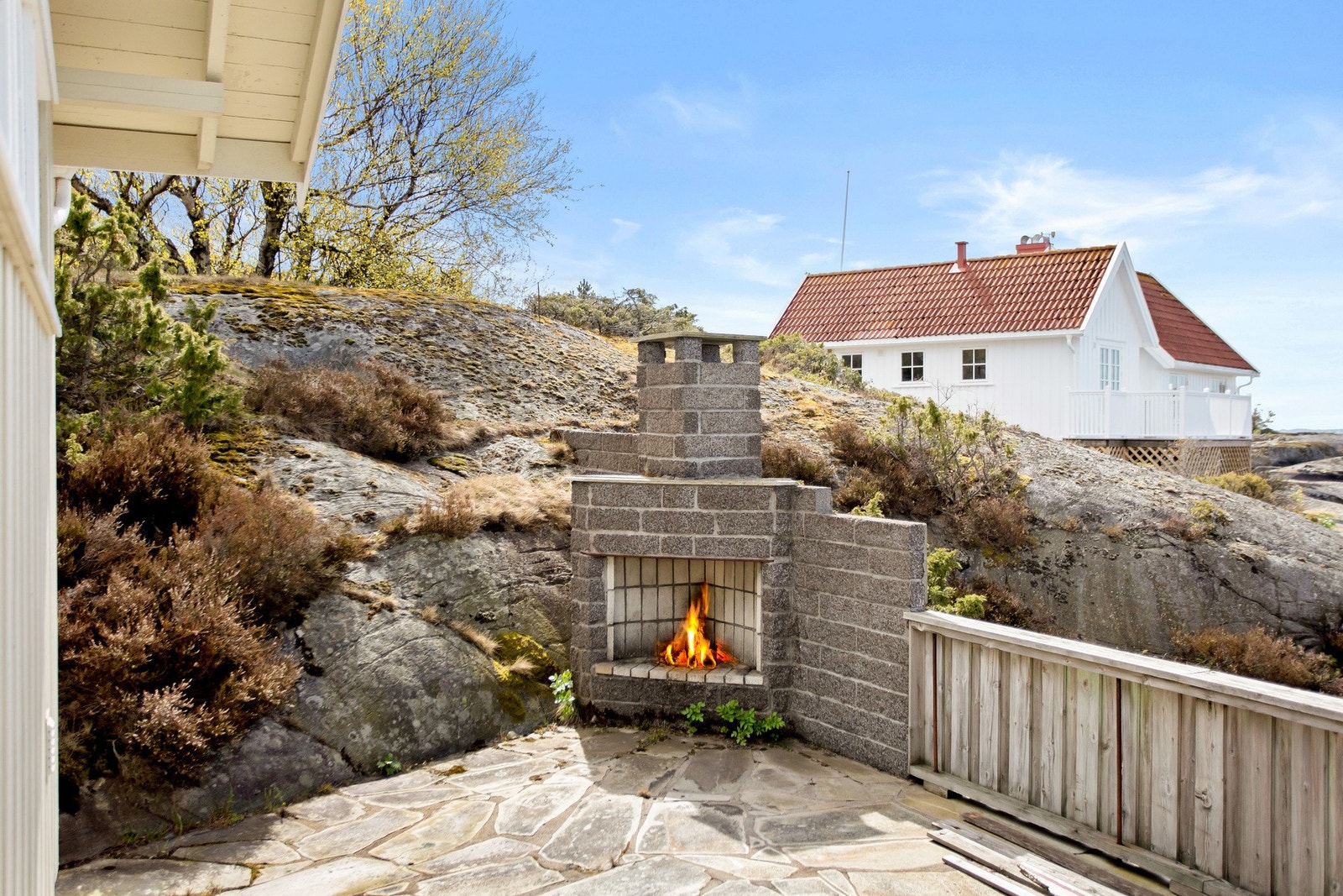 Utepeisen ved boden. Galleribilde