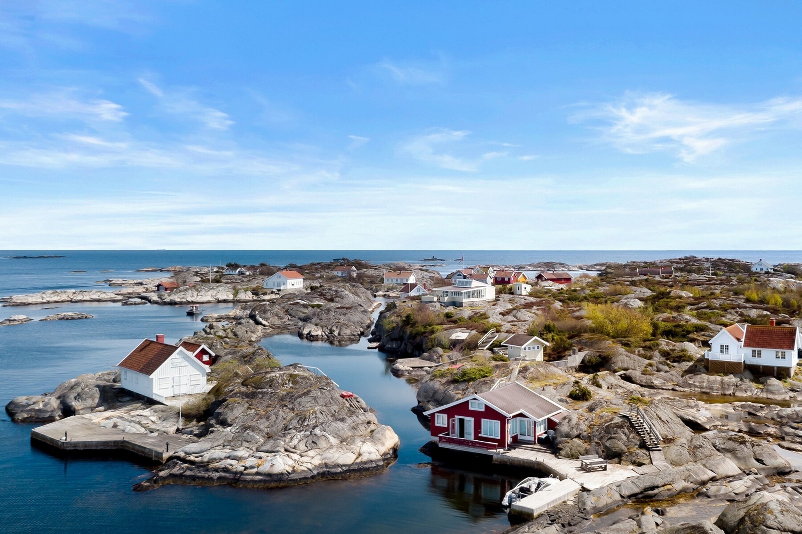 Eiendommen ligger lunt til i en naturlig beskyttet vik med grunt vann og skjelsandbunn - perfekt for barnevennlig bading - samtidig som det er kort vei til åpne svaberg og havet utenfor. Galleribilde