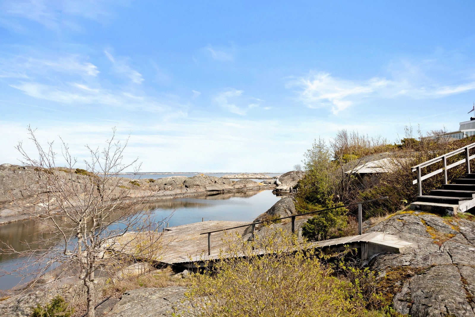 Vestre Rauane i Kragerø er en sjelden perle ytterst i skjærgården - et sted hvor natur, historie og beliggenhet smelter sammen til en helt unik eiendom. Galleribilde