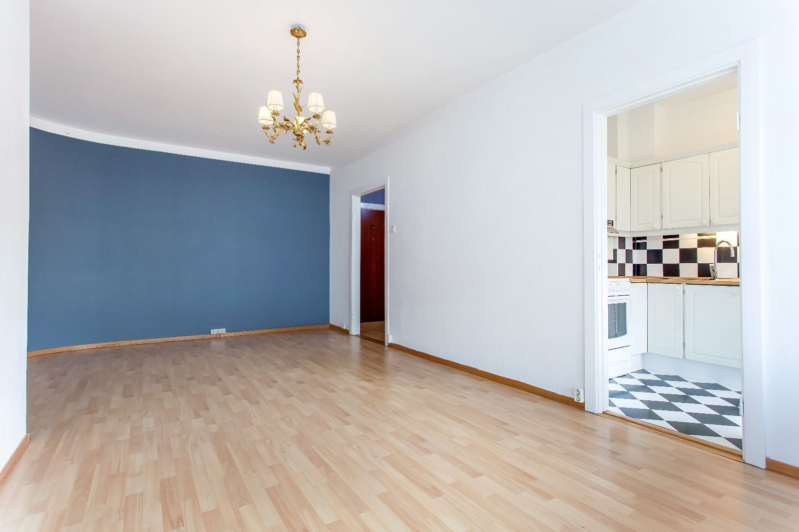 I stuen er det plass til både sofakrok og større spisebord Galleribilde