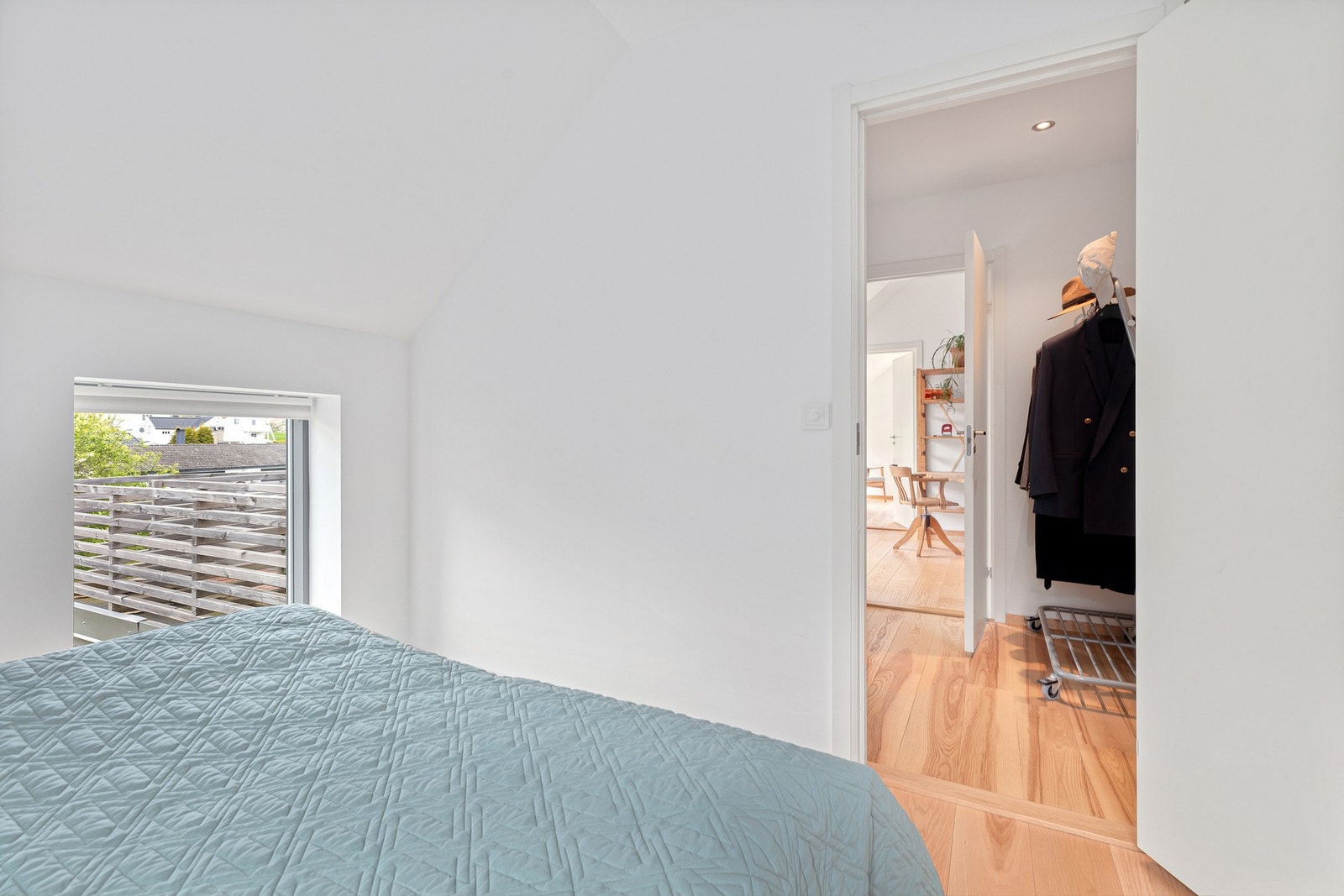 Soverommet har inngang til egen garderobe Galleribilde