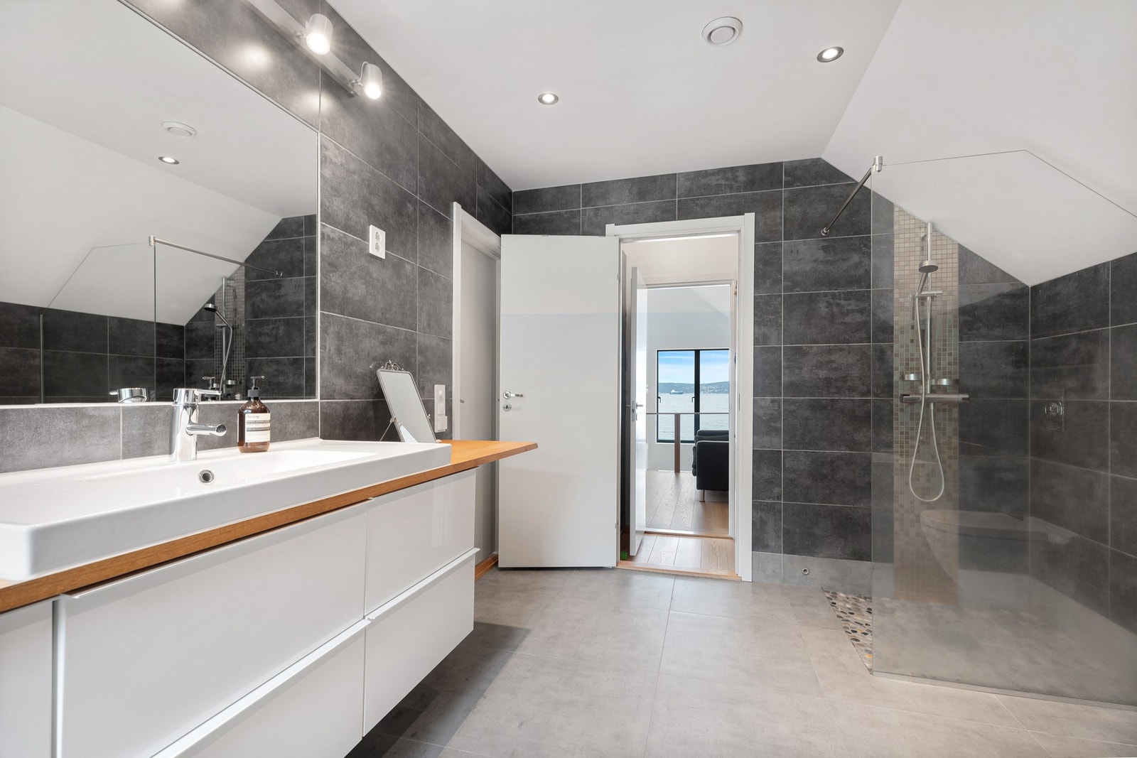 Badet har både badekar og dusj Galleribilde