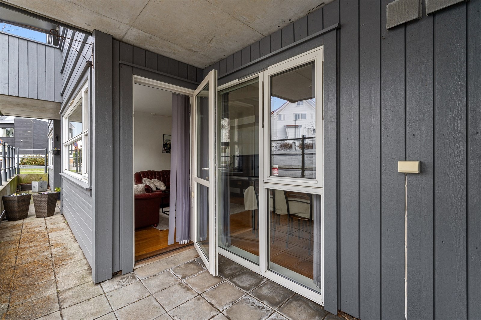 Fra stuen er det direkte utgang til en terrasse på 5 m², som gir en fin forlengelse av leiligheten på varme dager. Galleribilde