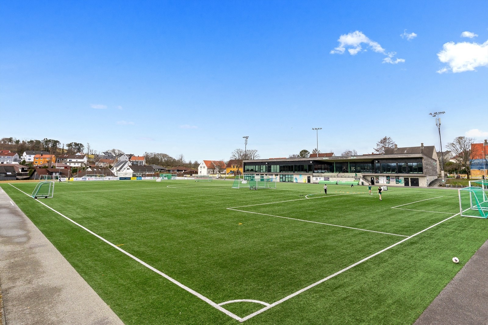 For den aktive er det kun tre minutters gange til Midjord idrettspark med fotballbaner og friidrettsanlegg. Galleribilde