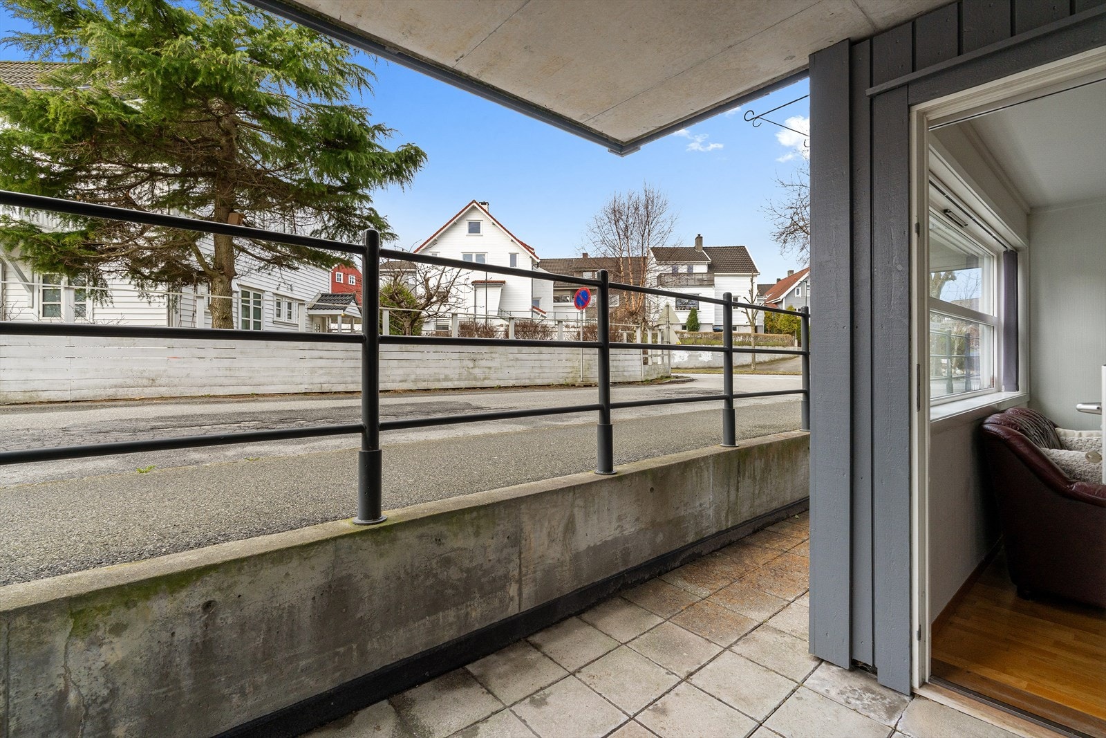Terrassen på bakkeplan er belagt med betongheller og har plass til en sittegruppe. Galleribilde