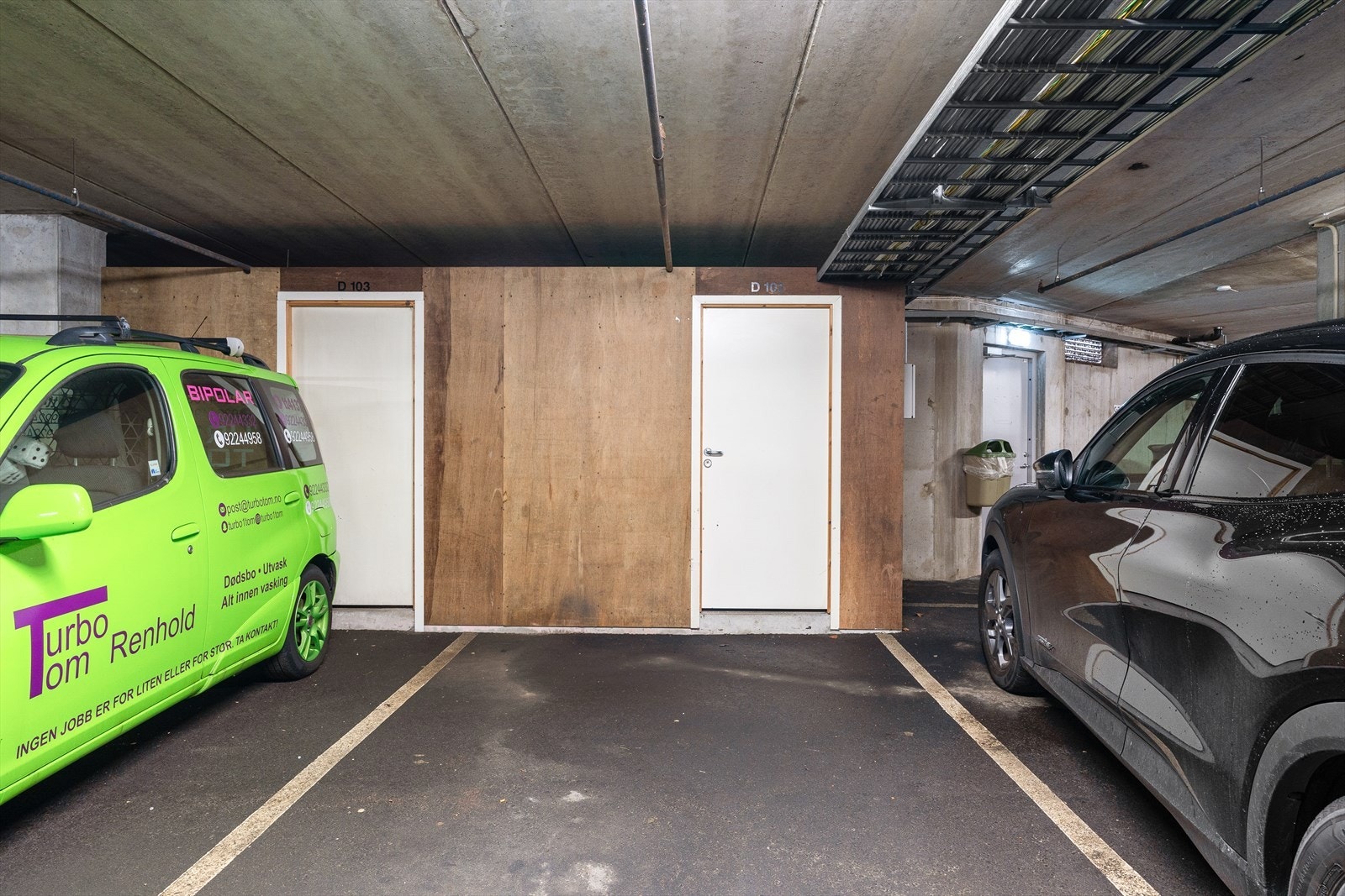 I det lukkede garasjeanlegget medfølger egen parkeringsplass og en sportsbod på ca. 5 m². Det er mulighet for å installere elbillader. Galleribilde