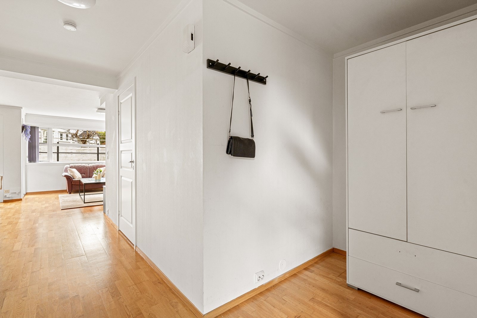 Den private inngangen fra bakkeplan fører inn til en lys entré med plass til garderobeløsning. Galleribilde