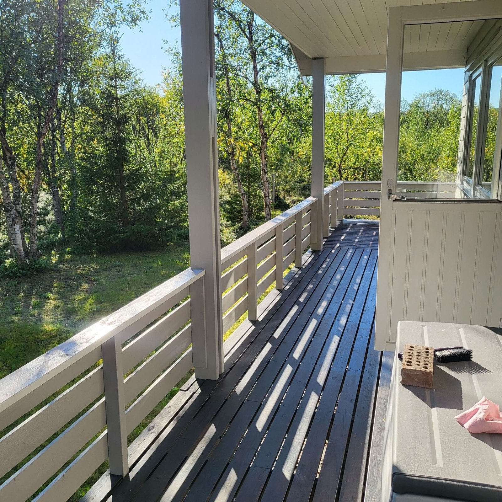 Veranda med både sol og skygge Galleribilde