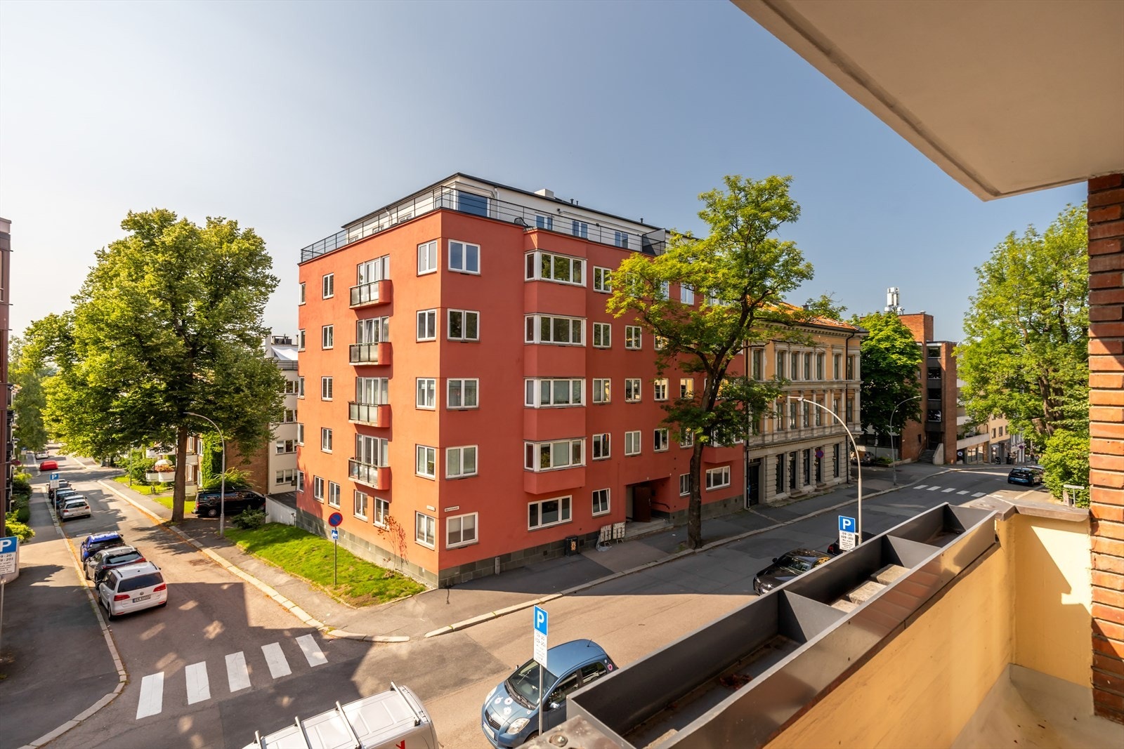 God avstand til byggene rundt og hyggelig utsyn nedover Fearnleys gate. Galleribilde