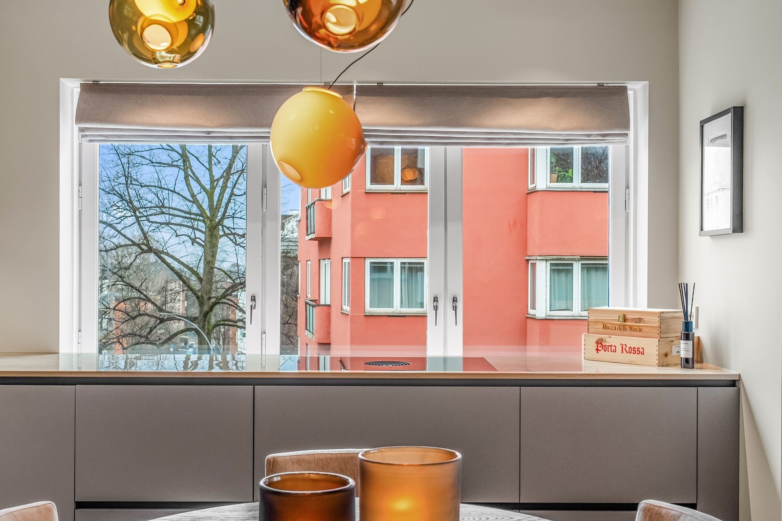 Planlimt induksjonstopp med integrert ventilator fra Bora og hyggelig utsyn nedover Fearnleys gate. Liftgardiner kan medfølge etter nærmere avtale. Galleribilde