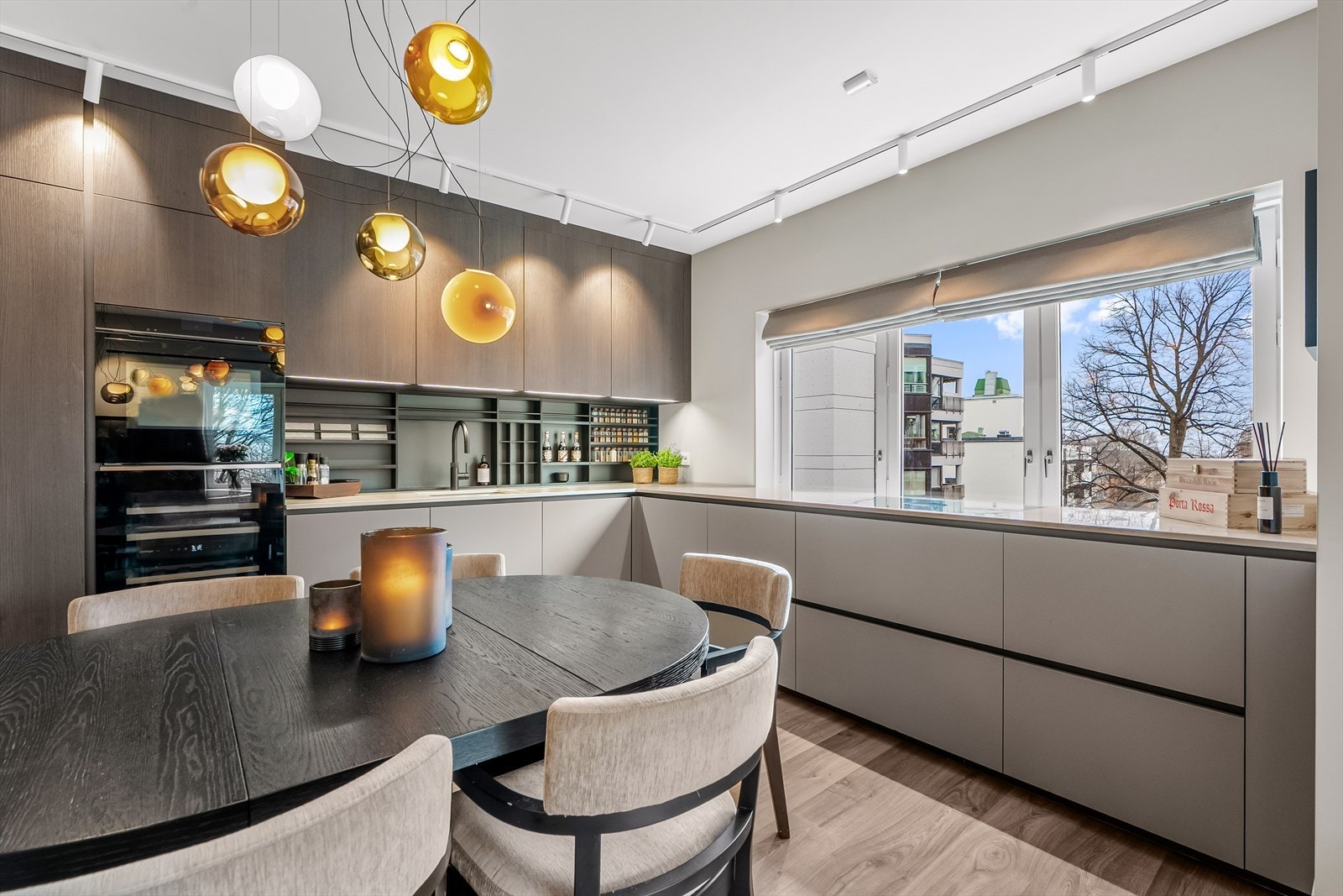 Stilren og moderne kjøkkeninnredning fra Poliform med keramisk benkeplate fra Dekton og hvitevarer fra Siemens. Galleribilde