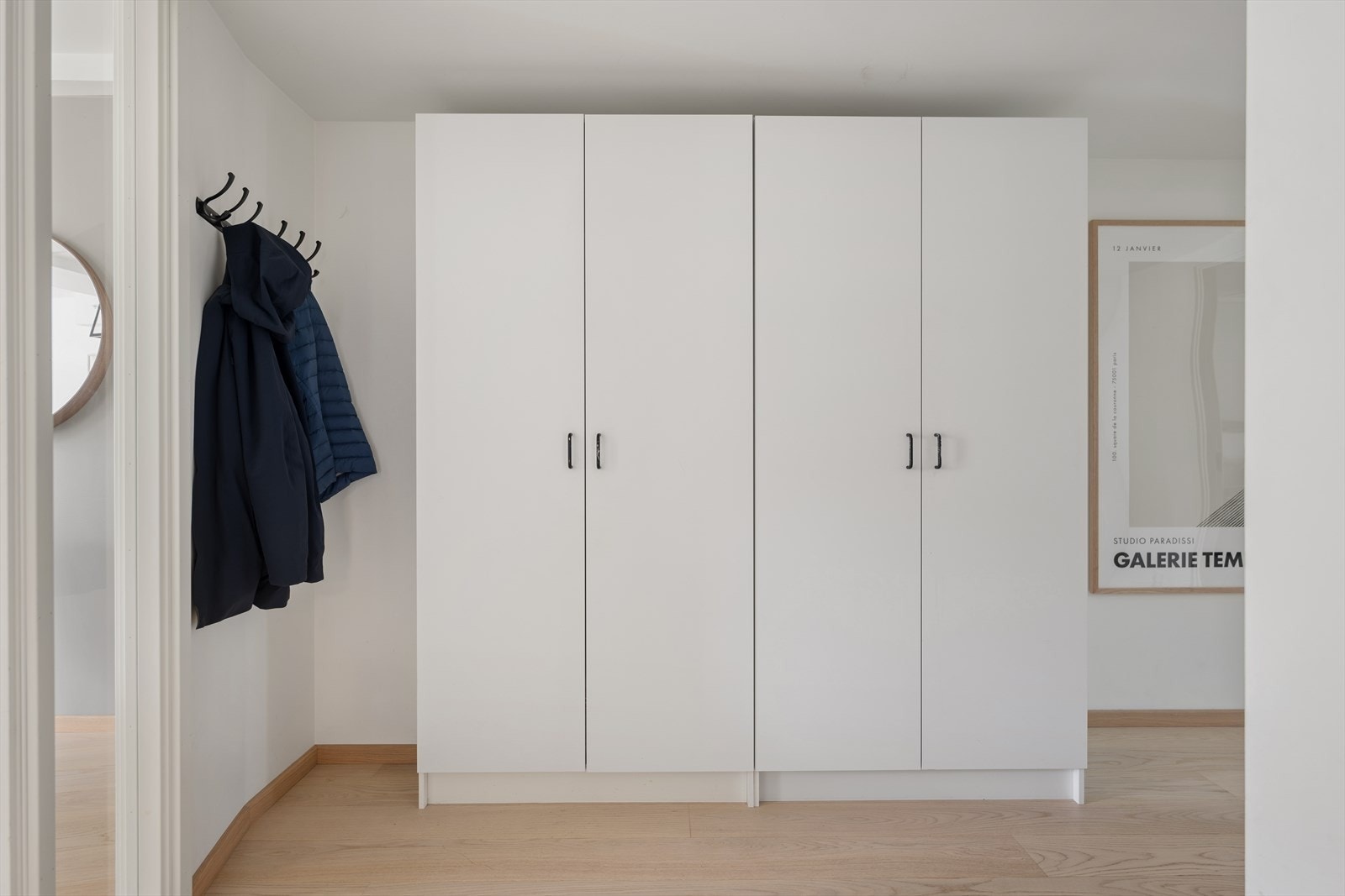 Det er store garderobeskap i entréen for lagring og porttelefon på vegg. Galleribilde