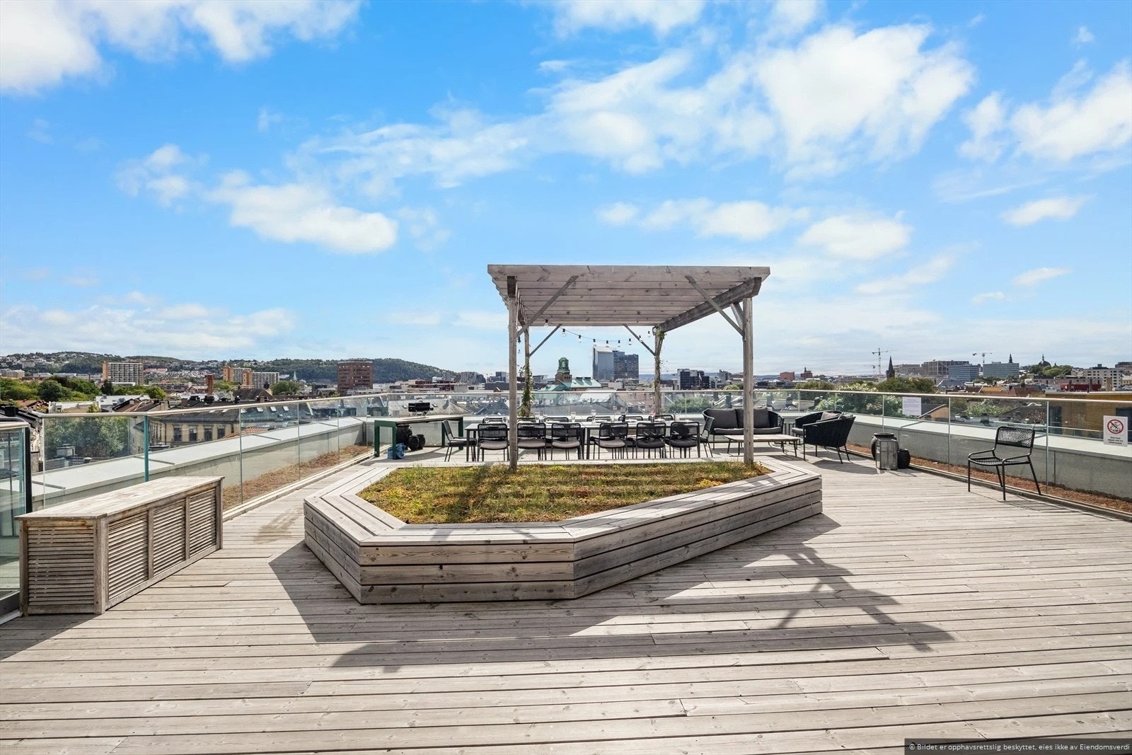 Sameiet har to felles takterrasser hvor du har mulighet til å nyte solen hele dagen. Galleribilde