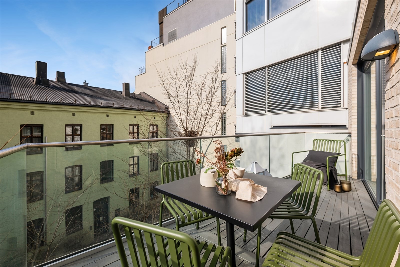 Balkongen er stor og har flere muligheter for innredning med både spisegruppe og sofagruppe. Galleribilde