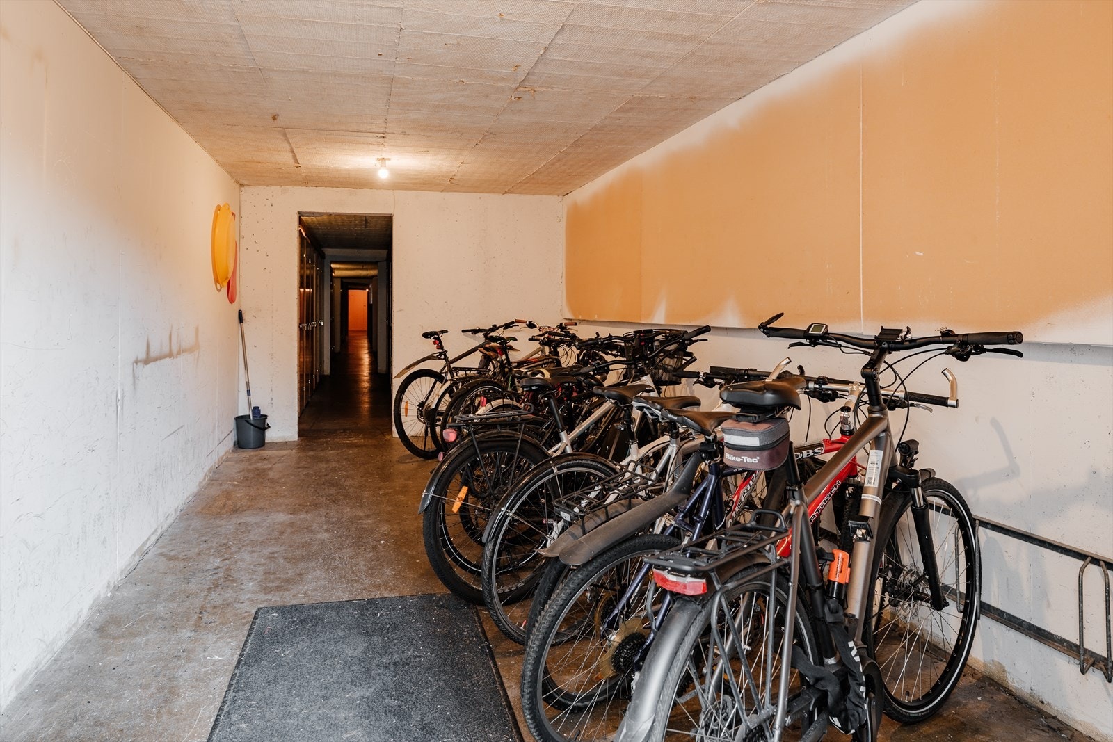 Praktisk med stor, felles sykkelbod og hobbyrom i borettslaget. Galleribilde
