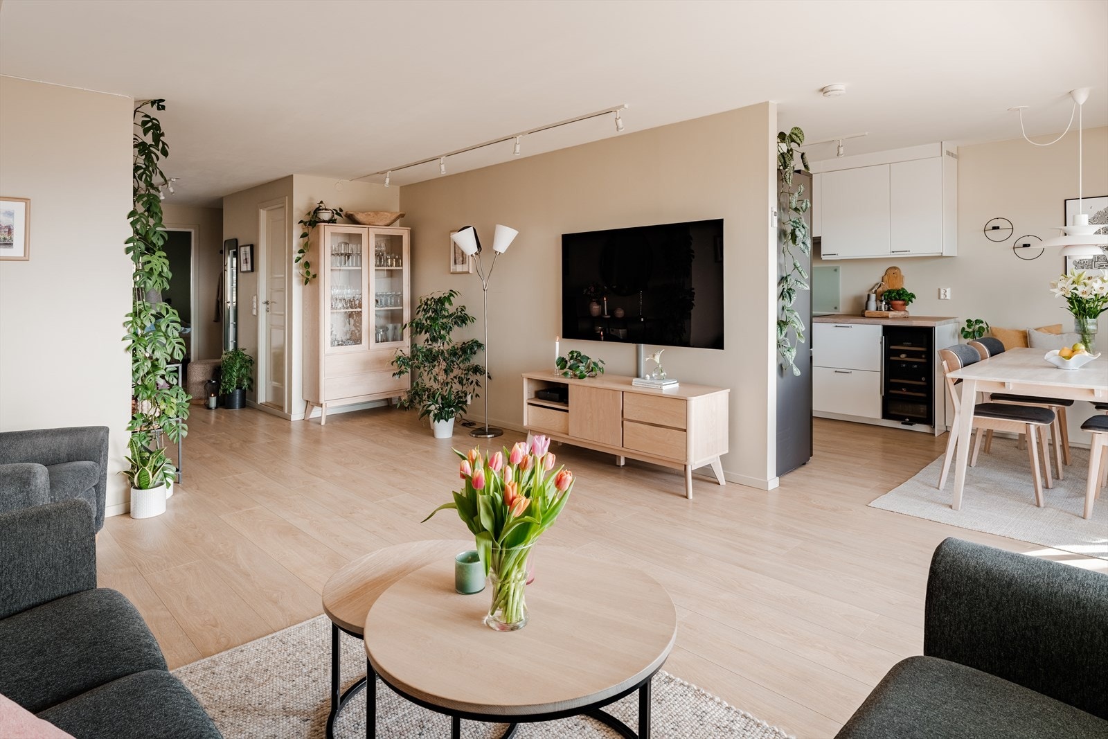 Svært romslig og lys stue med god plass til både sofagruppe, vitrineskap, TV-benk og spisebord. Galleribilde
