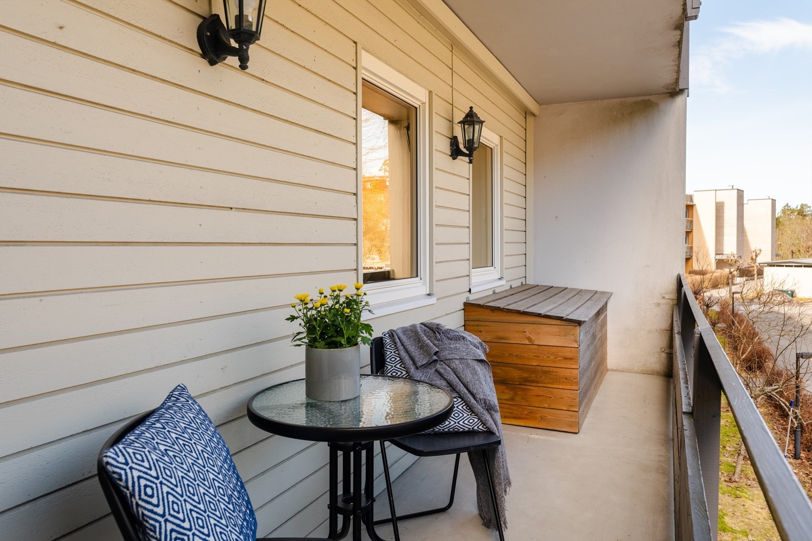Balkong utenfor hovedsoverommet med morgensol. Galleribilde