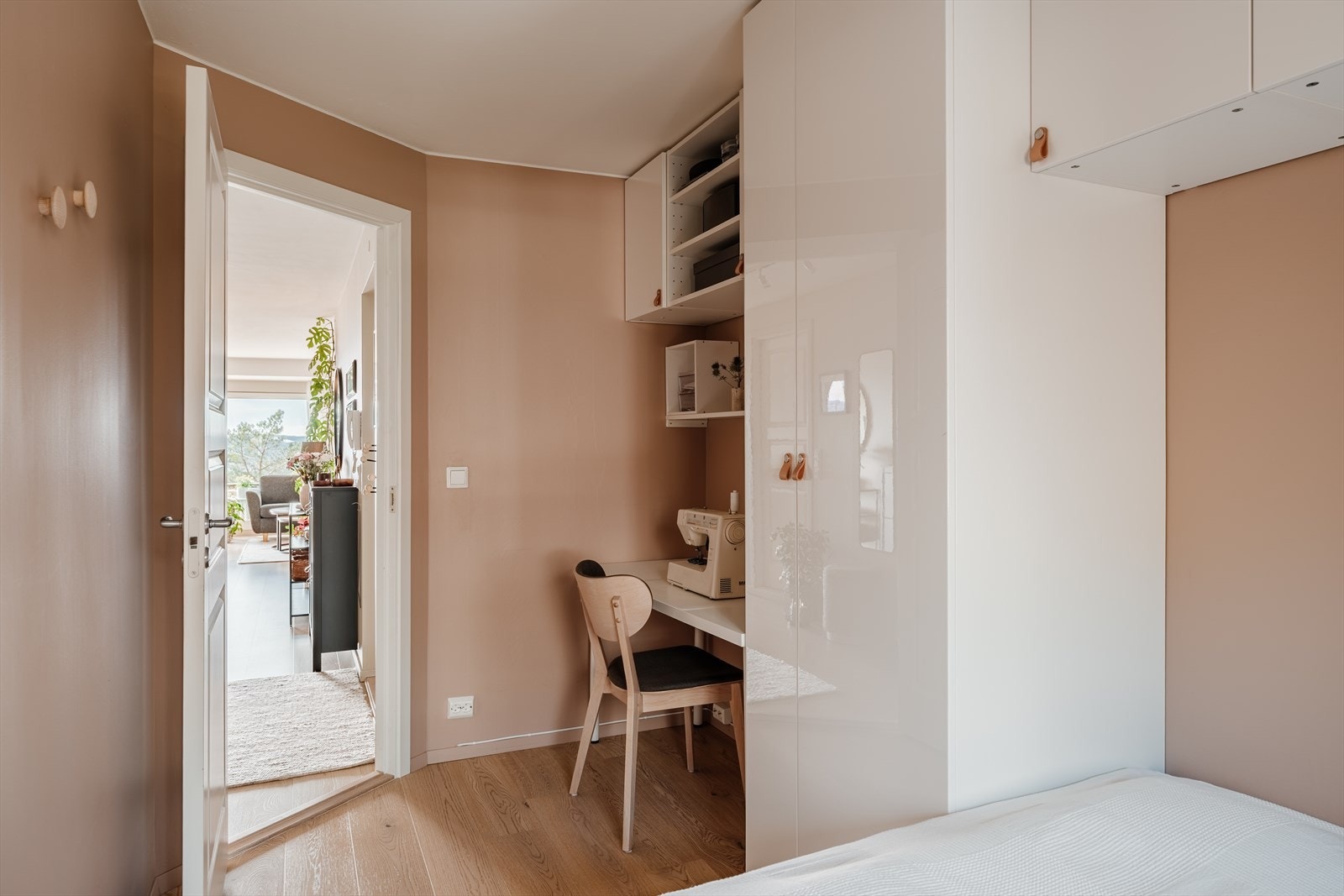 Også her er det god plass til dobbeltseng, skap og skrivebord. Galleribilde