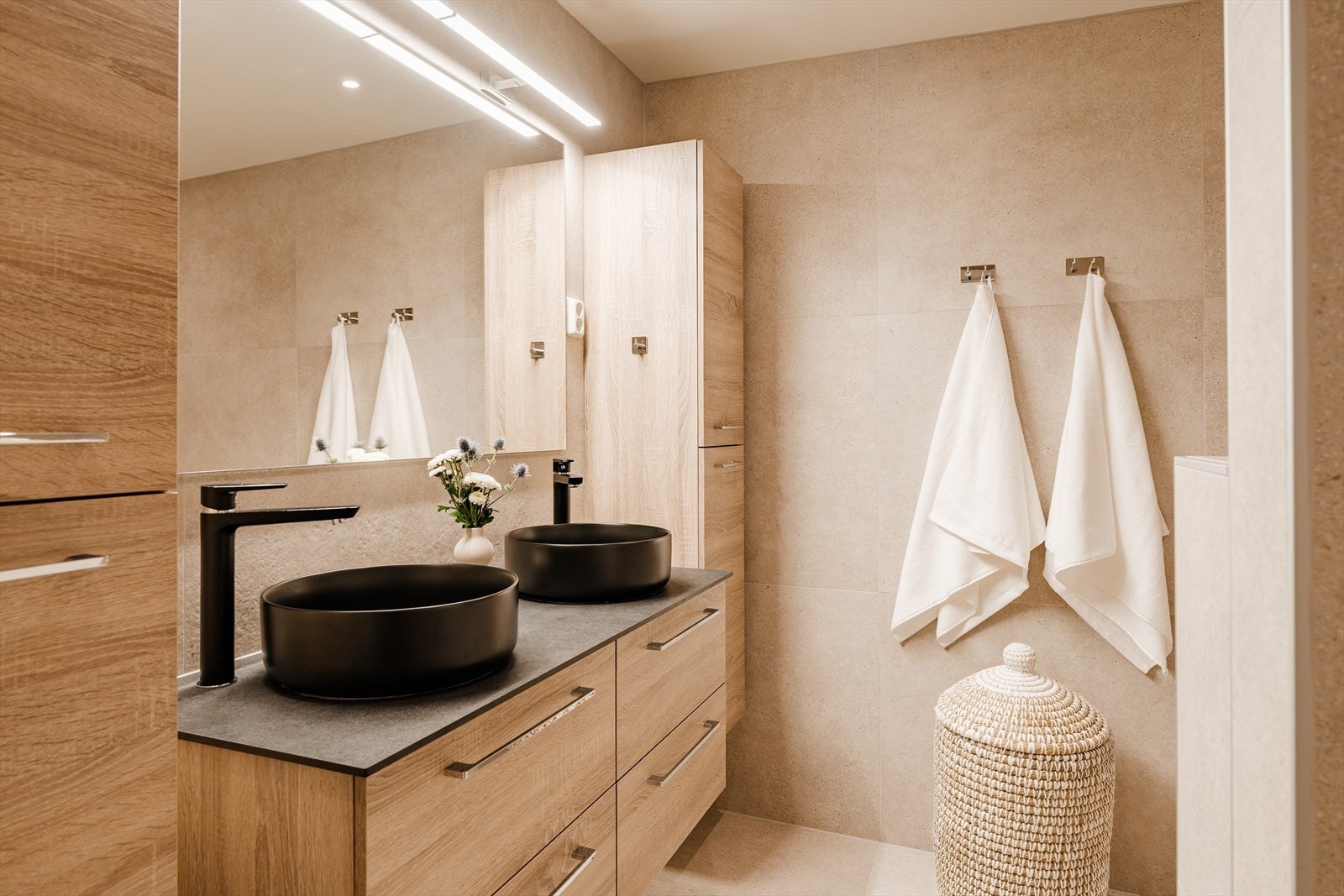 Utrolig fint og moderne bad som ligger i tilknytning til hovedsoverommet som en en-suite. Galleribilde