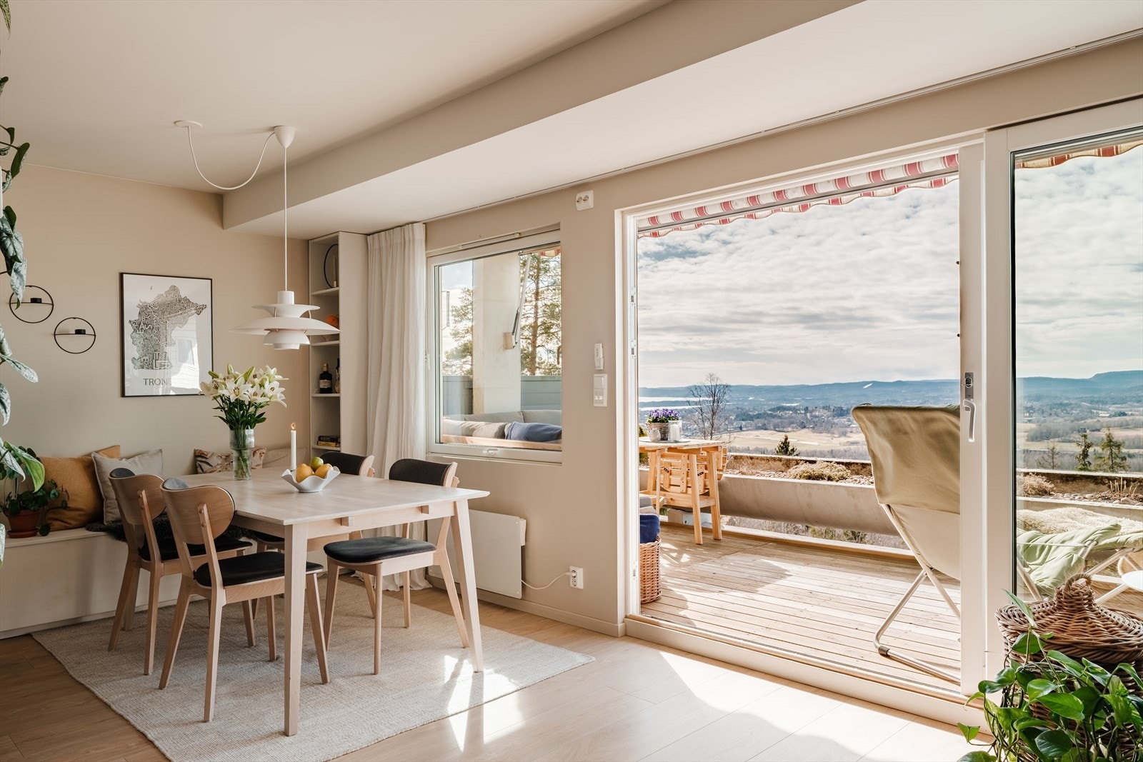 Leiligheten holder en gjennomgående høy standard med gode farge- og materialvalg. Stor skyvedør mot terrasse sørger for at terrassen fungerer som en forlengelse av stuen om sommeren. Galleribilde