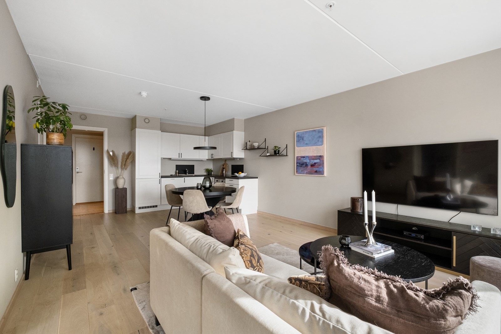Her får du plass til spisestue og sofakrok. Galleribilde