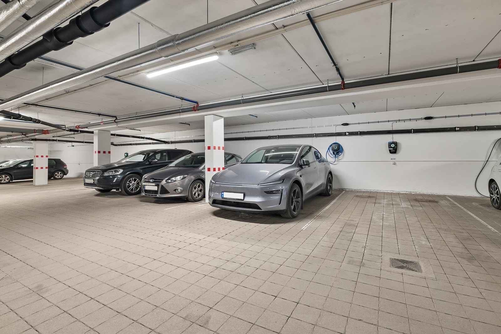 Leiligheten disponerer en fast parkeringsplass med el-bil lader i felles parkeringskjeller. Galleribilde