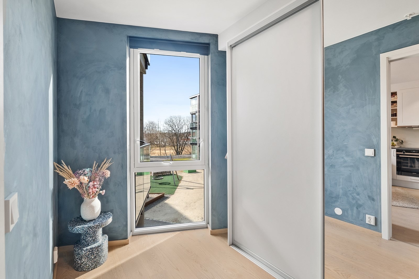 Skyvedørsgarderoben gir effektiv utnyttelse av plassen og rikelig med oppbevaring. Galleribilde