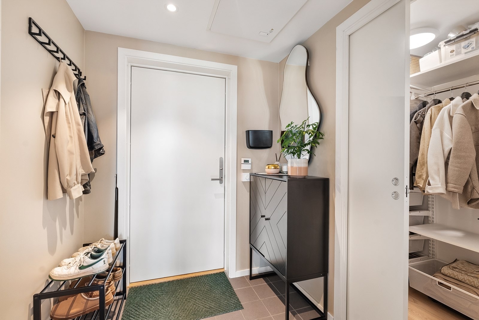 Fra entréen er det direkte tilgang til en praktisk innvendig bod, her innredet som et oversiktlig walk-in-closet. Galleribilde