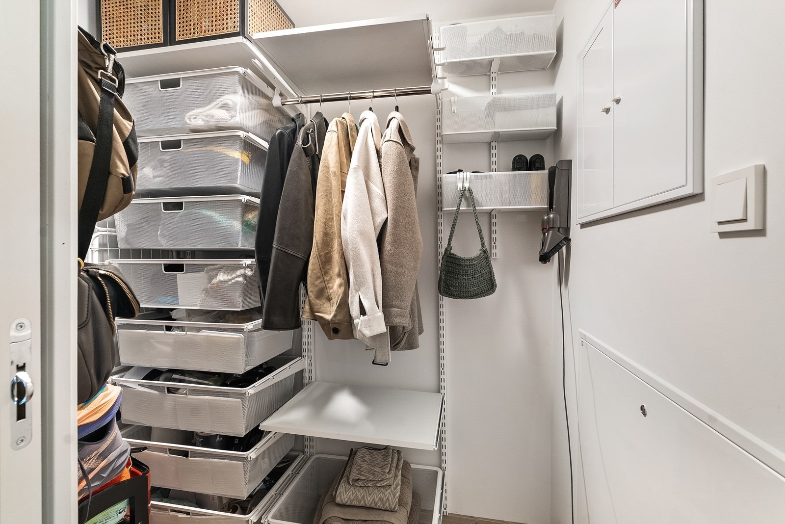 Den innvendige boden gir rikelig med oppbevaringsplass med et fleksibelt hyllesystem. Galleribilde