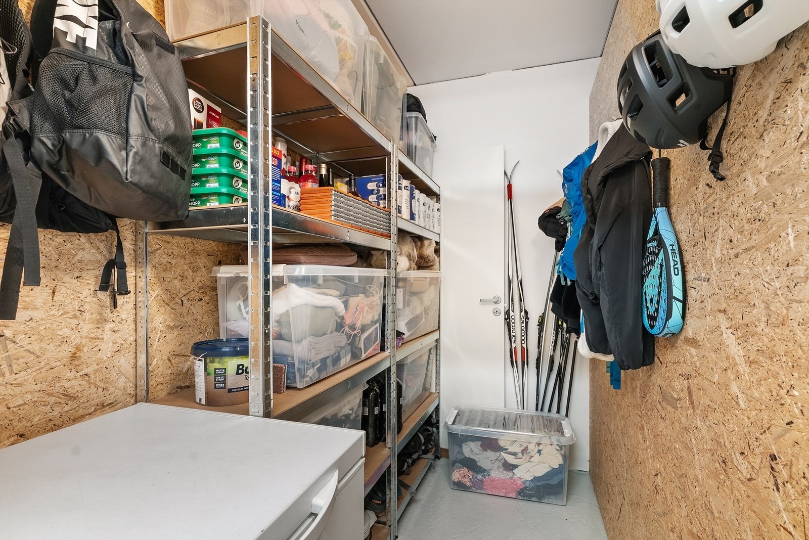 I tillegg til den innvendige boden medfølger en ekstern bod på 3 m² i kjelleren. Galleribilde
