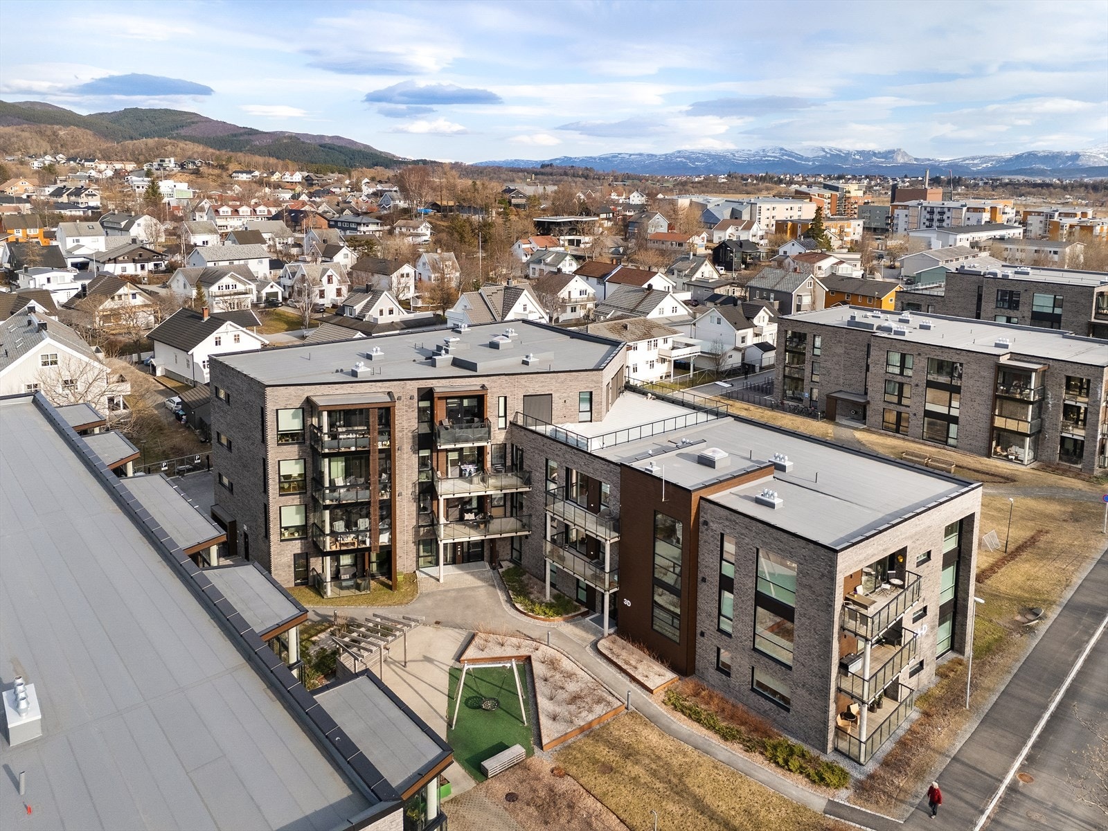 Leiligheten ligger i et etablert og rolig boligområde med heisadkomst fra bakkeplan. Galleribilde