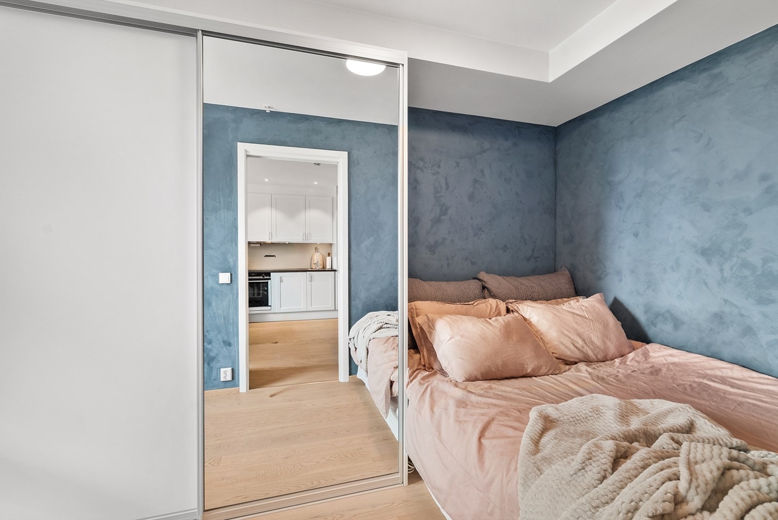 Soverommet har plass til dobbeltseng og er utstyrt med en romslig skyvedørsgarderobe med speilfronter. Galleribilde
