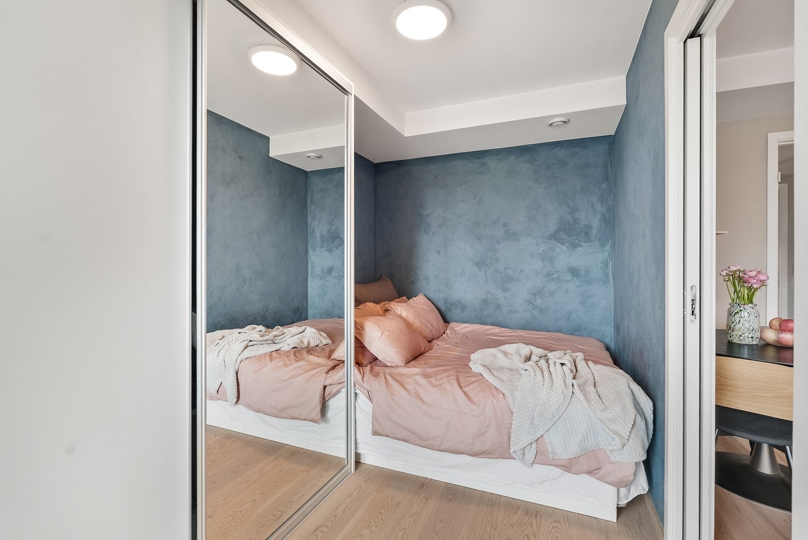Malte veggflater og enstavs parkett gir soverommet et lunt og moderne preg. Galleribilde