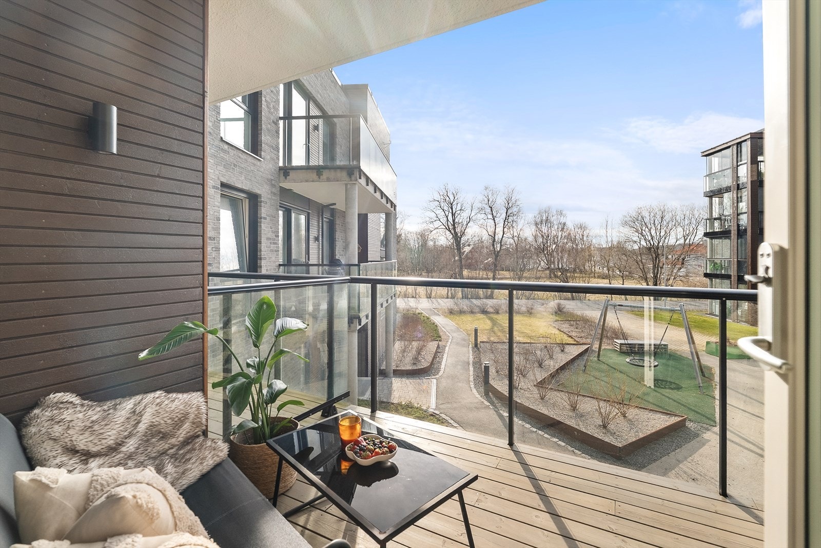 Den overbyggede balkongen på 8 m² vender ut mot borettslagets pent opparbeidede fellesareal. Galleribilde