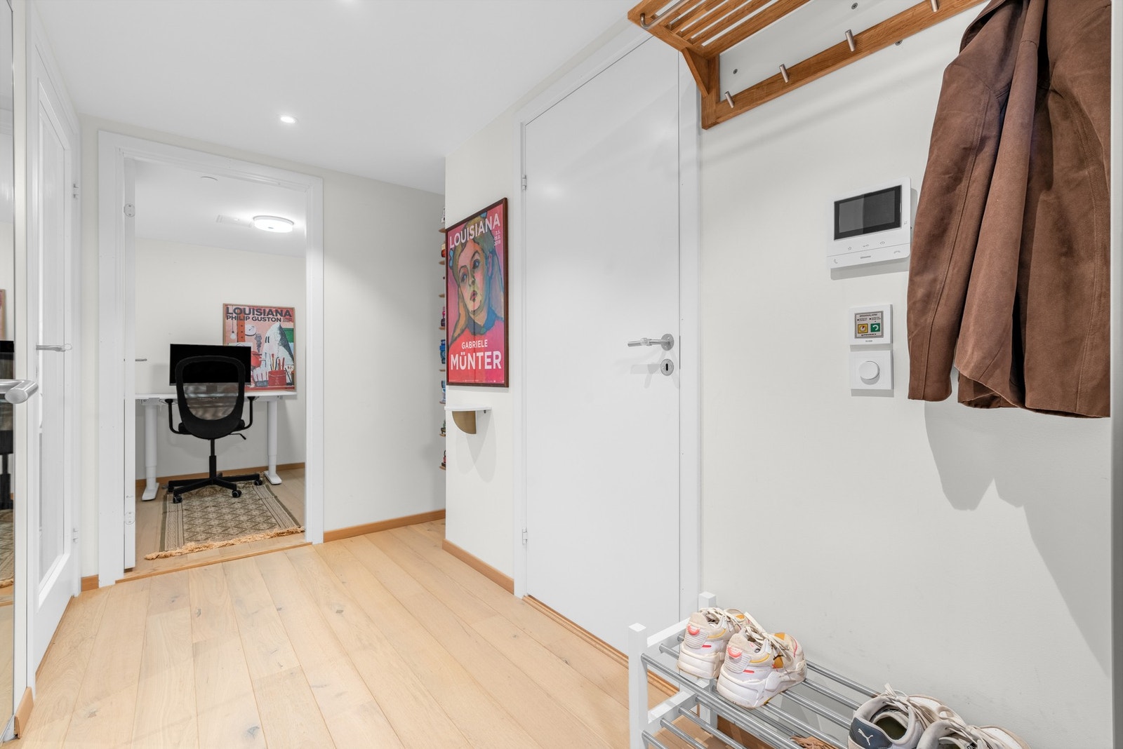 Moderne og innbydende entre med praktiske løsninger. Galleribilde