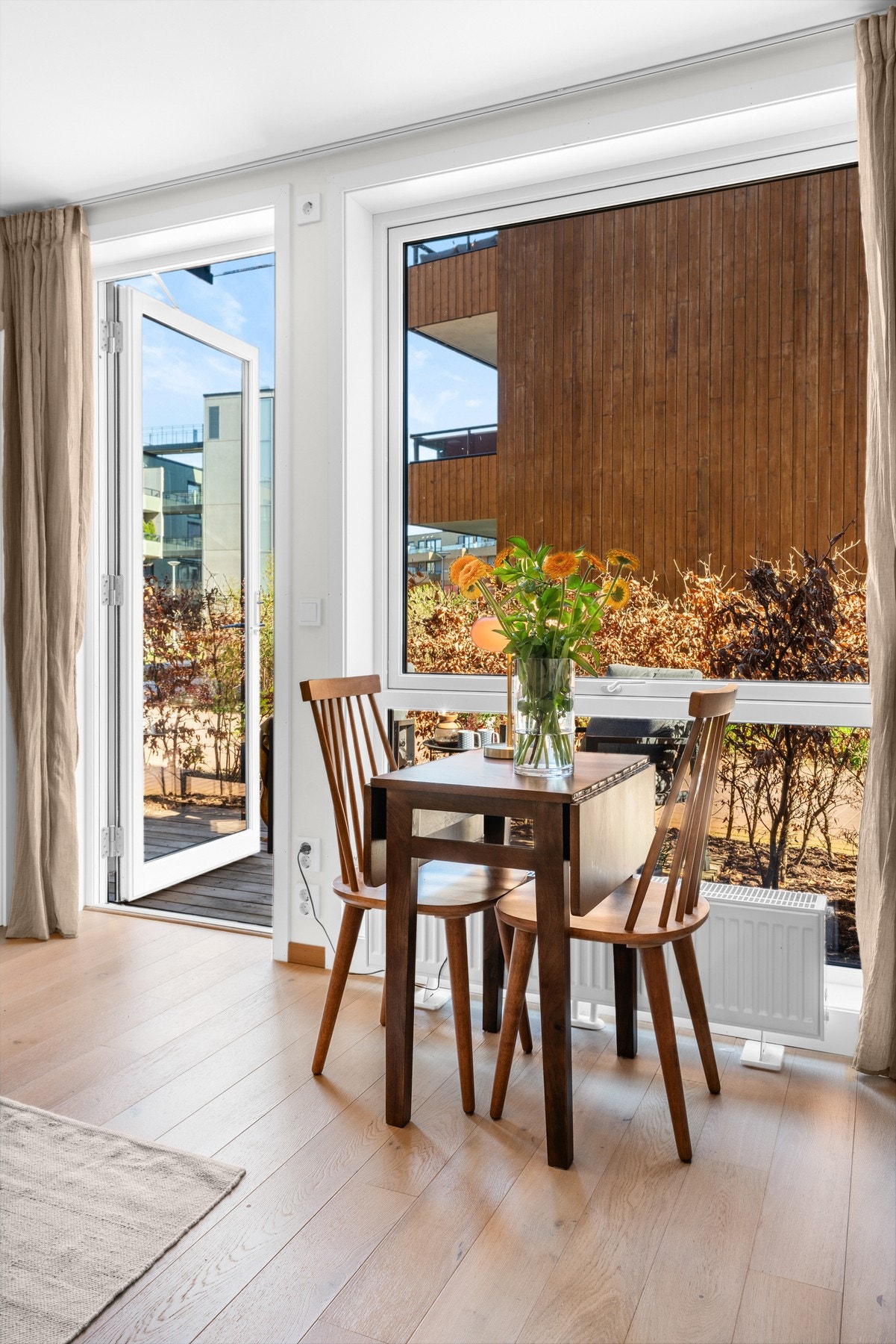 Fra stuen har du direkte utgang til markterrassen, som er perfekt for hyggelige sammenkomster og sosiale anledninger. Galleribilde
