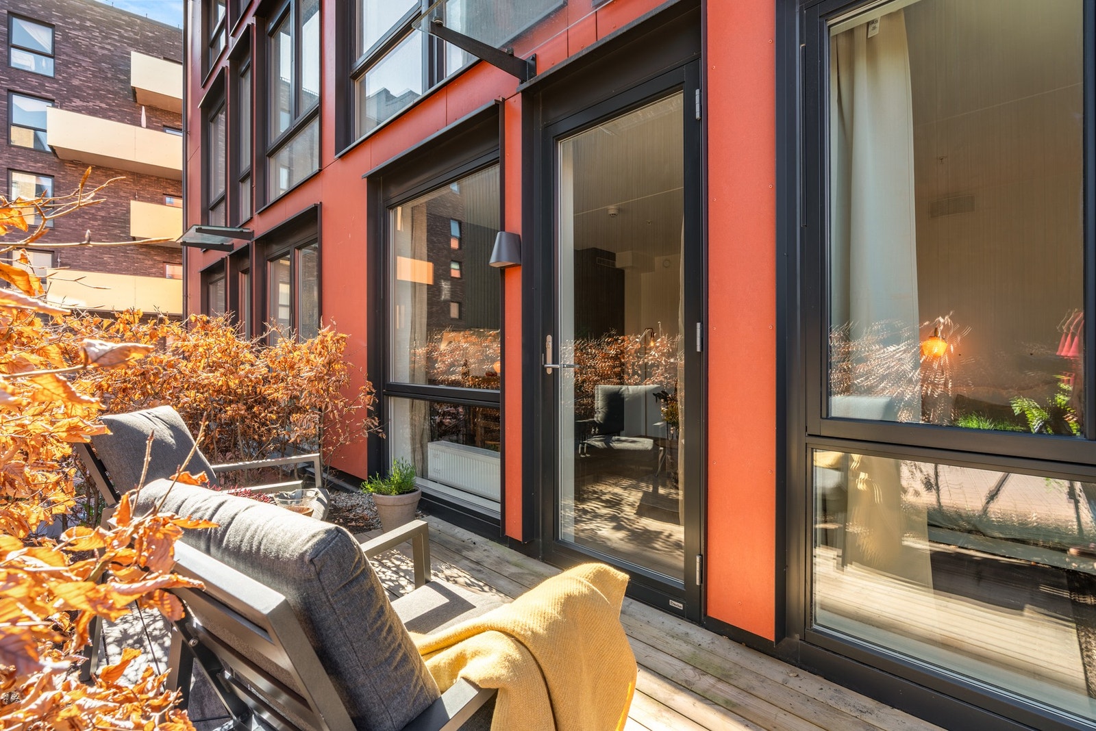 Terrassen fungerer perfekt som en forlengelse av stuen i sesong! Galleribilde