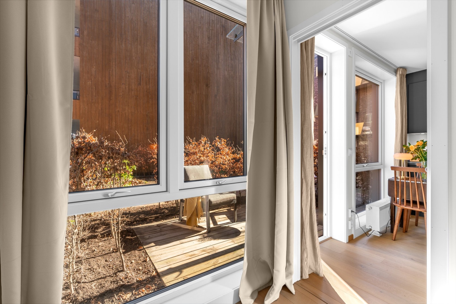 Soverommet har generøse vindusflater som slipper inn godt med lys og gir rommet en åpen og behagelig atmosfære. Galleribilde