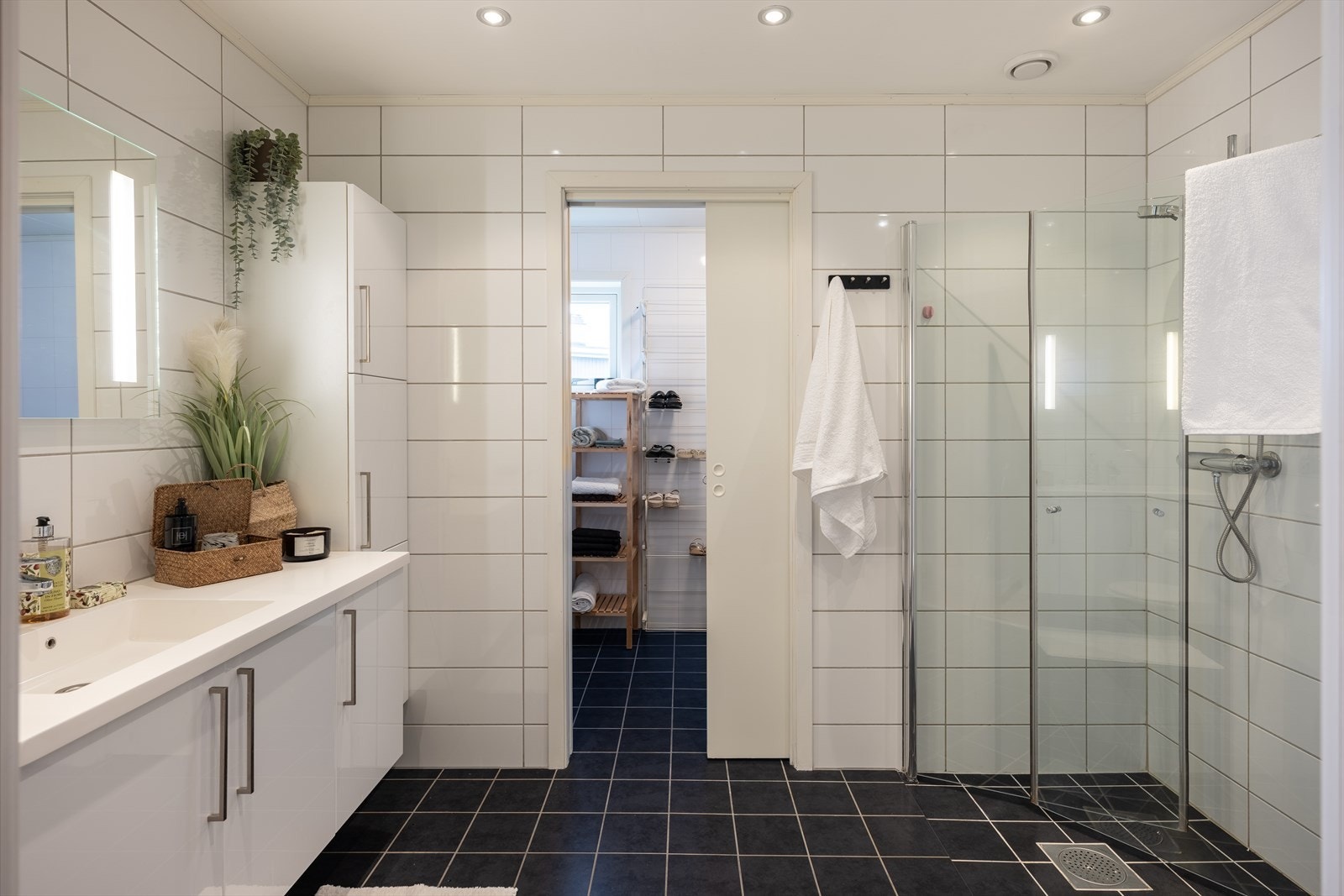Badet byr på dusjhjørne med innfellbare dusjdører, servant og vegghengt toalett. Galleribilde