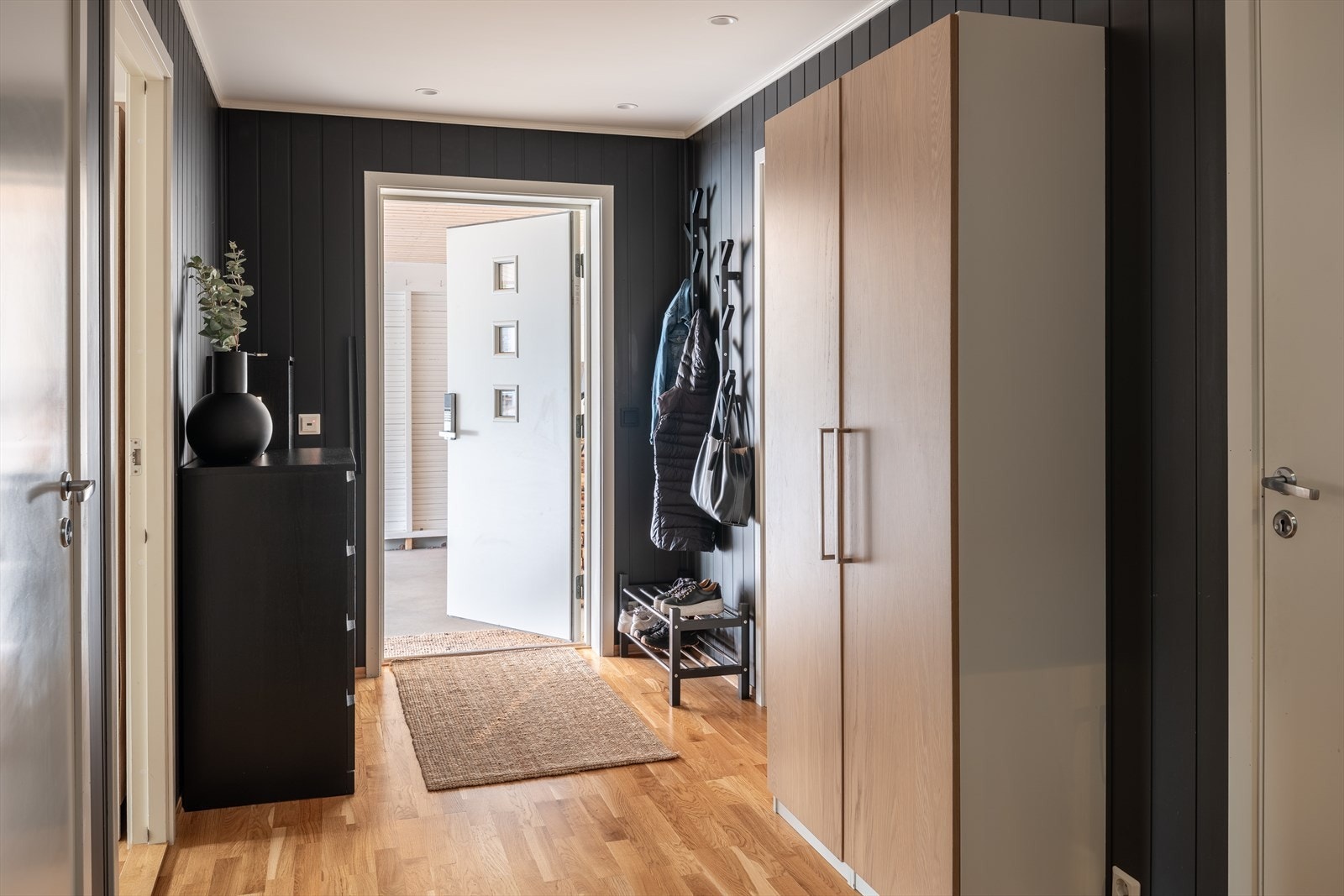 Innbydende entre på hele 15m² med god plass til oppbevaring av sko og yttertøy i medfølgende garderobeskap, samt behagelig varme i gulv. Galleribilde