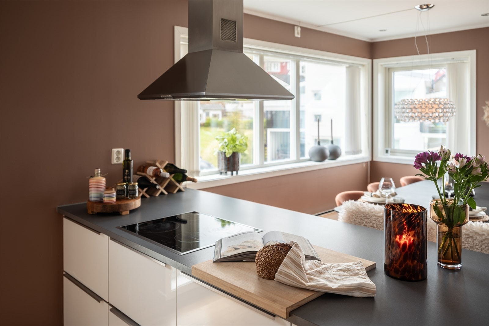 Etablert praktisk kjøkkenøy i samme stil som kjøkkenet - perfekt for ekstra arbeidsrom på kjøkkenet. Galleribilde
