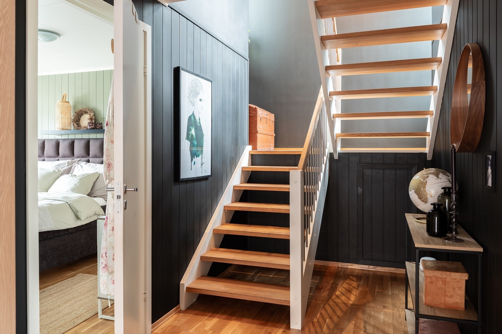 1. etasjen består av 3 soverom, bad, vaskerom og entré. Videre er det et eget rom under trappen og en utvendig bod på hele 12m² som gir rikelig med lagringsplass. Galleribilde