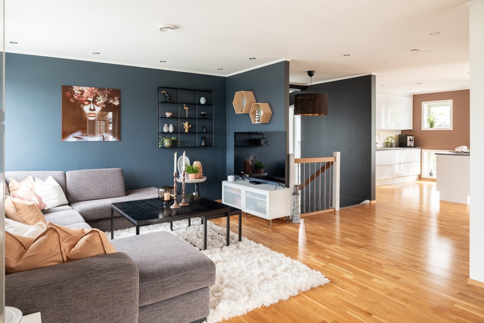 Boligen varmes opp via elektrisitet og behagelig vedfyring. Videre får man også moderne kvaliteter som balansert ventilasjon. Galleribilde