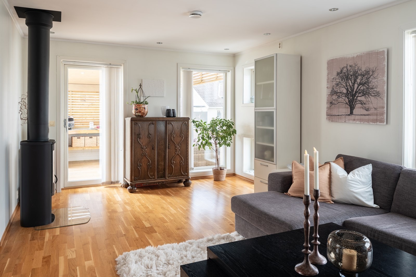 Fra stuen får du direkte adkomst til verandaen, verandadøren fungerer som en forlengelse av stuen på varme sommerdager. Galleribilde