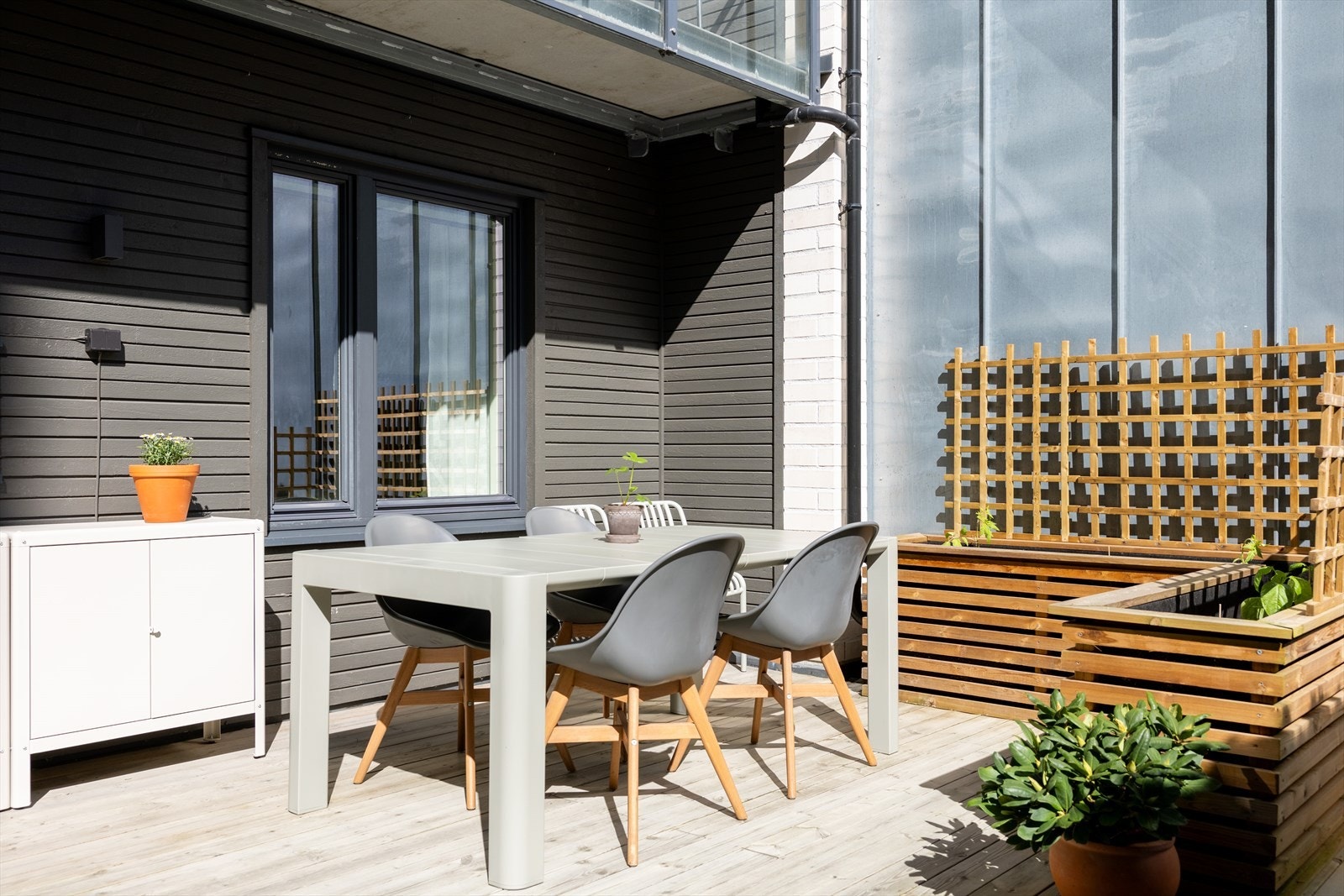 Fra kjøkkenet er det utgang til en flott terrasse på hele ca. 31 kvm. Galleribilde